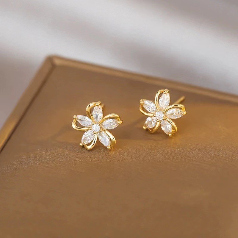 Conch Earring Hoop - Zarif Çiçek Saplama Küpe Kadınlar için