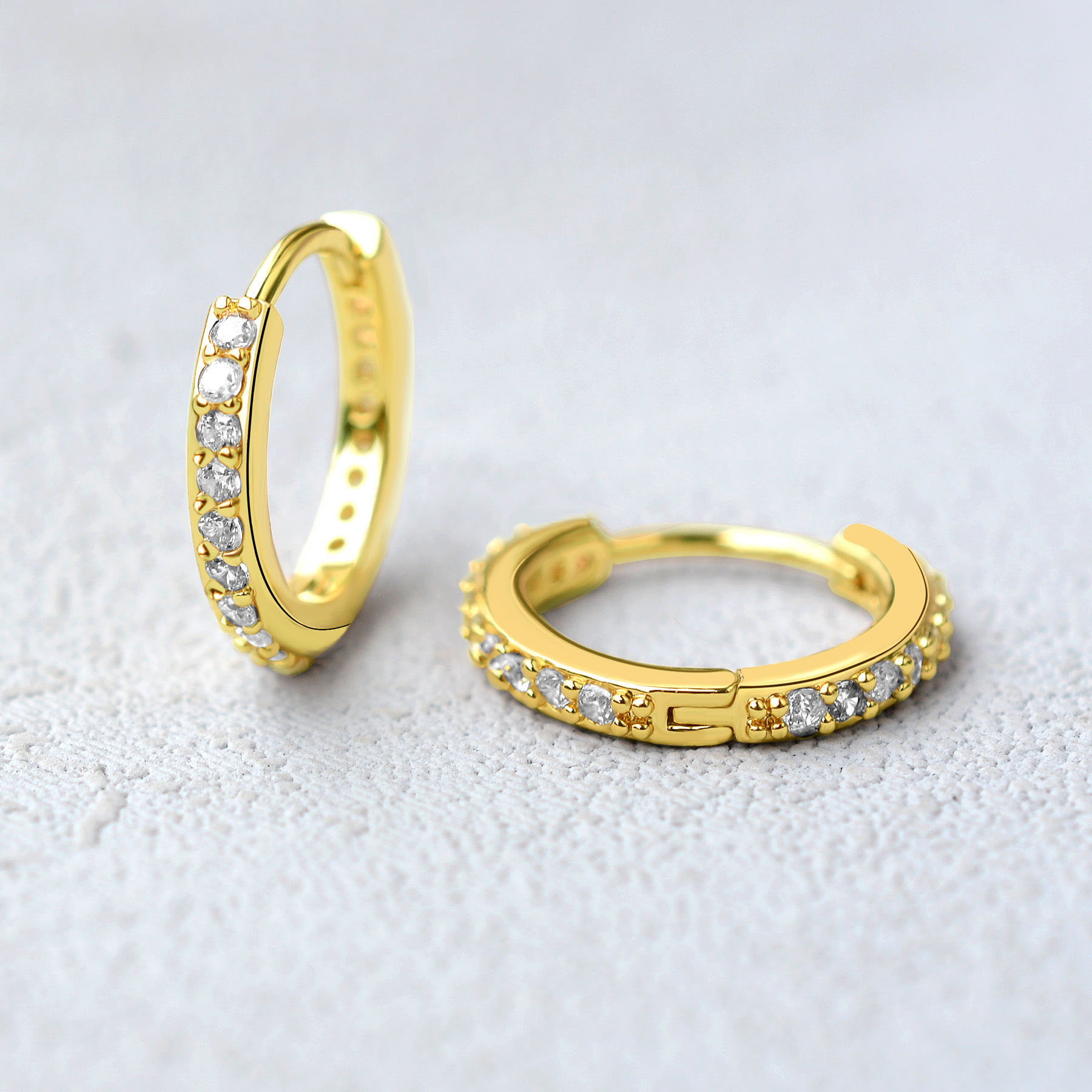 Gökkuşağı CZ Huggies Hoop Küpe - Conch Earring Hoop incelemesi ve fiyatı