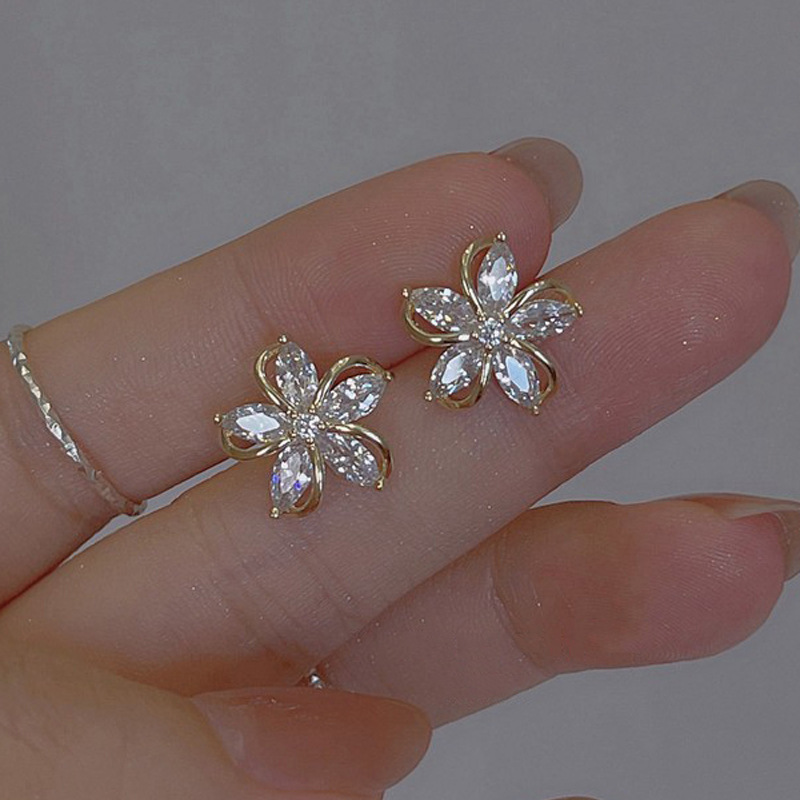 Zarif Çiçek Saplama Küpe Kadın - Conch Earring Hoop incelemesi ve fiyatı